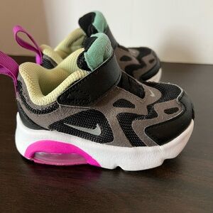 Nike Black and Pink Sneakers Modern Athletic Design